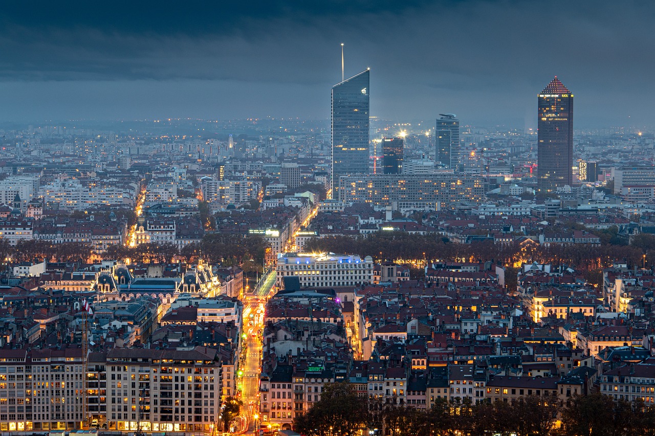 ville de lyon vue de nuit en vue aérienne